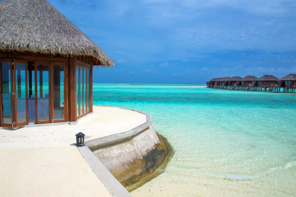 playa con bungalows de agua en Maldivas - Foto, imagen
