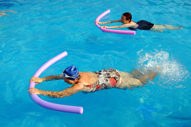 İki üst düzey kadın Yüzme yapıyor - Fotoğraf, Görsel