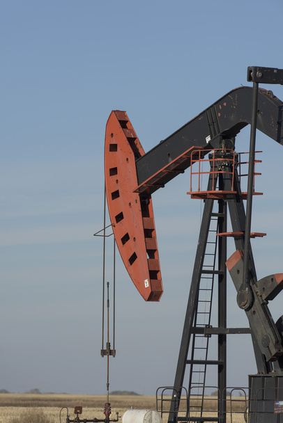 Poços de petróleo em Dakota do Norte
 - Foto, Imagem