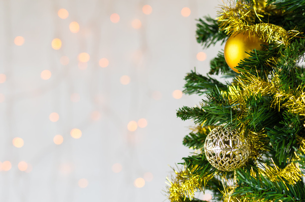 Árvore de Natal decorada em ouro. Fechar
. - Foto, Imagem