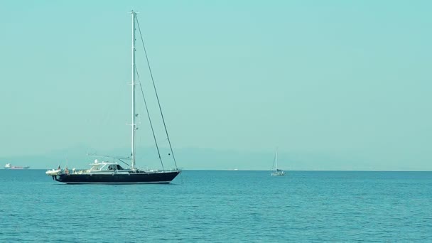 Vue Grand Yacht Au Ancre Dans La Baie
 - Séquence, vidéo