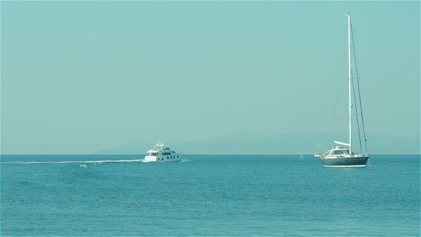 Розкіш човен і яхта в морі - Кадри, відео