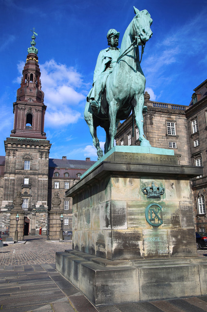 Estátua equestre de Christian IX perto de Christiansborg Palace, Co
 - Foto, Imagem
