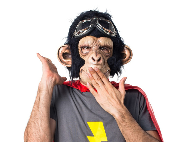Superheld monkey man doen verrassing gebaar - Foto, afbeelding