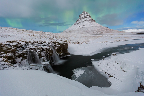 kirkjufell with snow and aurora - Valokuva, kuva