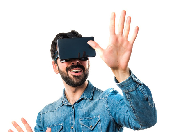 Mies käyttää VR lasit koskettaa läpinäkyvällä näytöllä
 - Valokuva, kuva