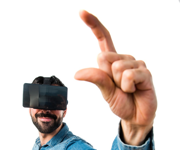 Uomo che usa occhiali VR con qualcosa in mano
 - Foto, immagini