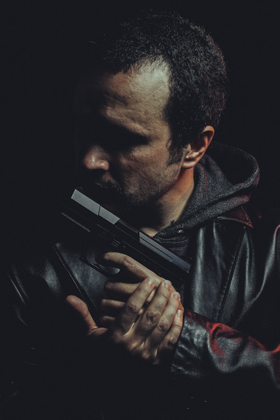 mężczyzna uzbrojony w pistolet  - Zdjęcie, obraz