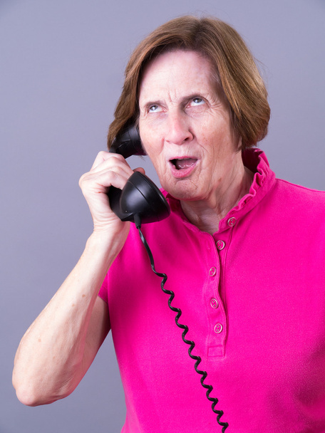 yaşlı kadın telefonla konuşuyor - Fotoğraf, Görsel