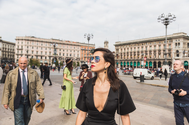 Fashionable woman posing during Milan Fashion Week - Φωτογραφία, εικόνα