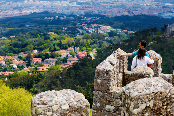 Sintra, Portugal, 2015 04 20 - a couple on top of Mourish Castle - Foto, Imagen