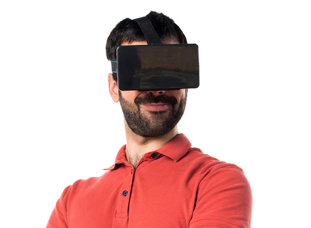 Beau homme utilisant des lunettes VR
 - Photo, image