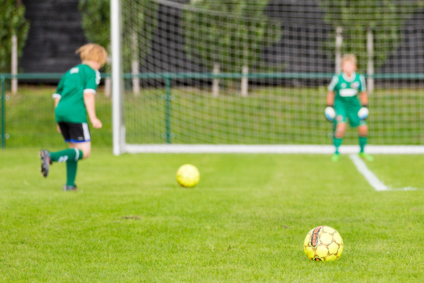 Dos niños jugando al fútbol
 - Foto, Imagen