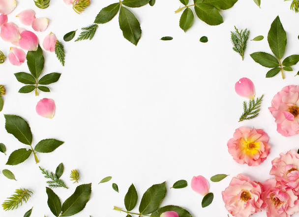 Round frame wreath pattern with rose flowers, petals, succulent  - Fotoğraf, Görsel