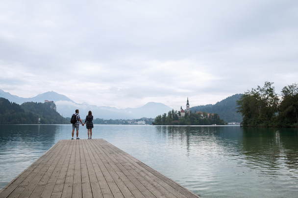 Genç çift turist aşık Lake Bled, Slovenya.  - Fotoğraf, Görsel