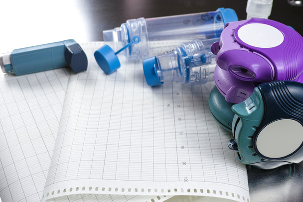 Концепция облегчения астмы, ингаляторы сальбутамола, лекарства и бумага
 - Фото, изображение