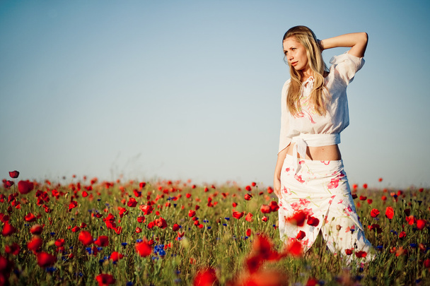 Girl posing in field of poppies - Fotoğraf, Görsel