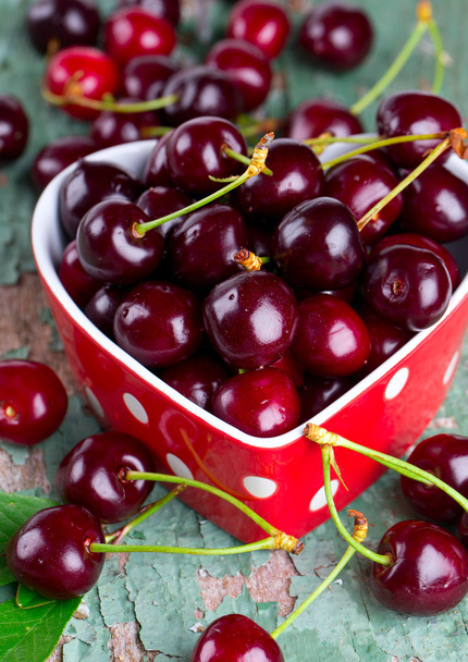 cherries in a heart-shaped bowl - Φωτογραφία, εικόνα