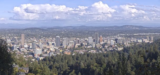 Panorama centrum Portland w stanie Oregon z Pittock mansion. - Zdjęcie, obraz