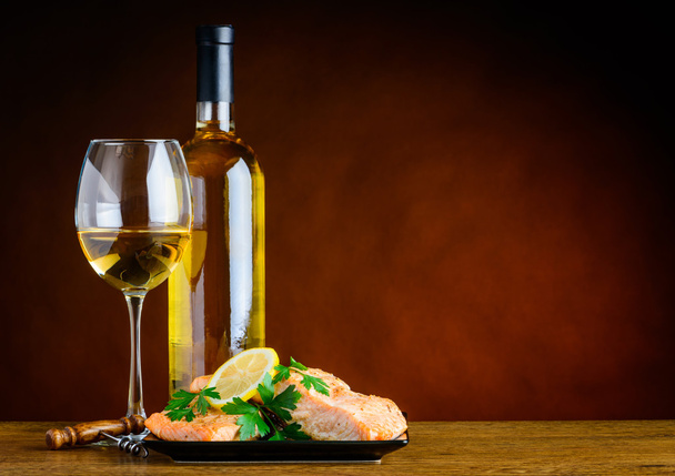 Vino Bianco e Pesce Cucinato con Spazio Copia
 - Foto, immagini