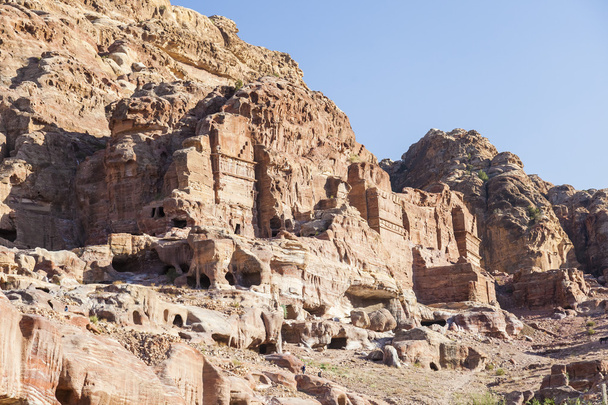 Ókori szikla Curt város egy mély völgyben, Petra. Jordánia. - Fotó, kép