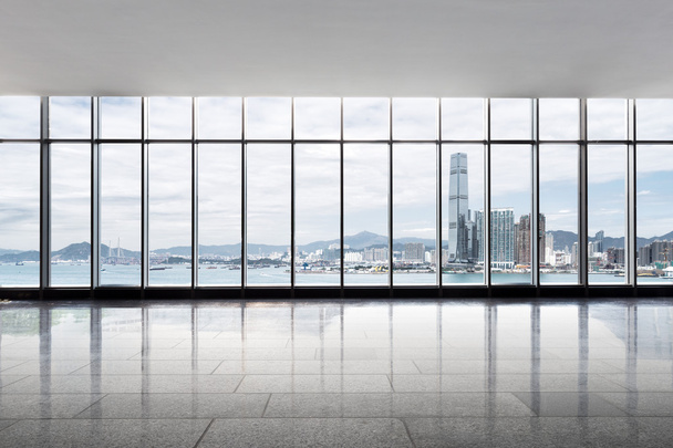 gratte-ciel moderne à Hong Kong depuis une fenêtre en verre
 - Photo, image