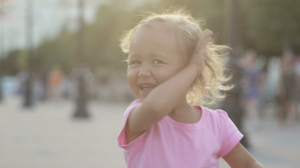 Schattig klein meisje spelen de aap in het openbare park - Video