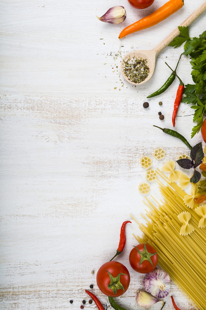 Raw pasta and spices  - Foto, Imagem