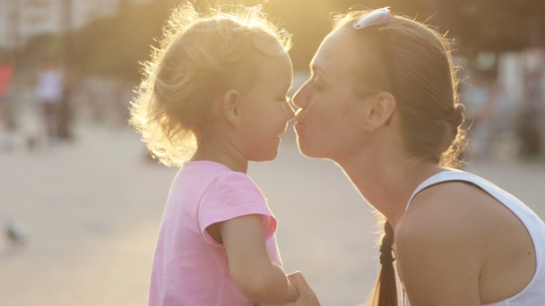 Portretten van moeder met dochter knuffelen en neus aan neus verplaatsen. - Video