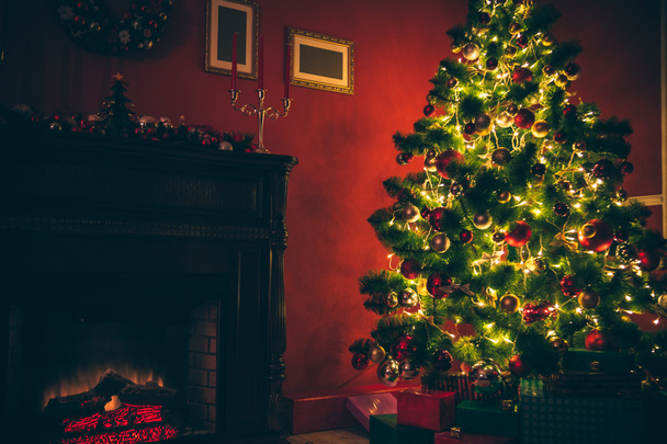 Karácsonyfa a nappaliban - Fotó, kép
