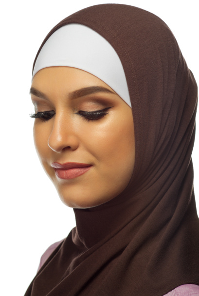 Mujer musulmana joven aislada
 - Foto, imagen
