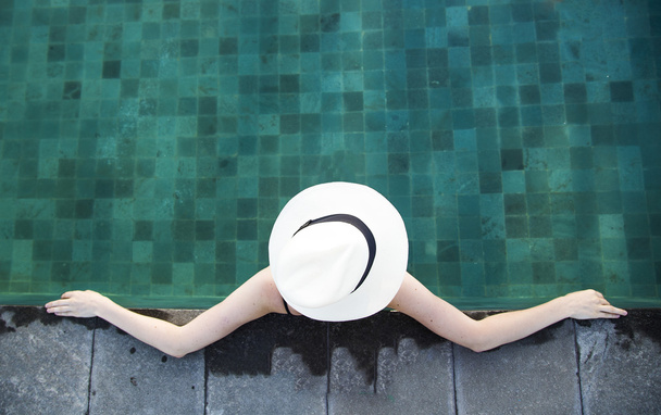 Mulher jovem em uma piscina - Foto, Imagem