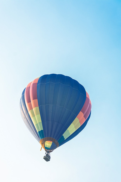 Гаряча повітряна куля летить у блакитному небі
 - Фото, зображення