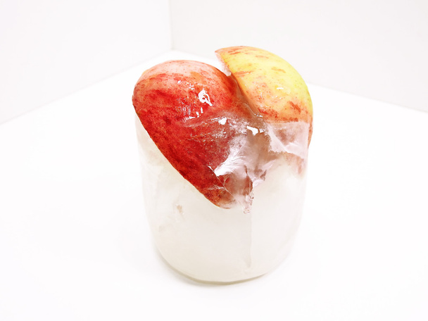 Zamrzlé v ledu červené jablko - Fotografie, Obrázek