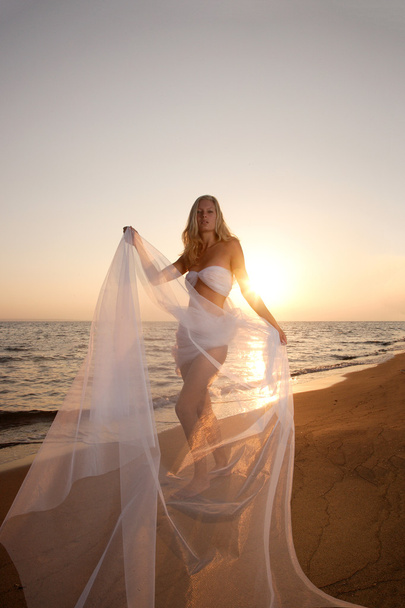 Beautiful young woman on the beach - Foto, imagen
