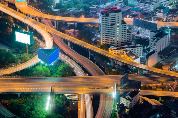 Verwisselde viaduct snelweg luchtfoto - Foto, afbeelding
