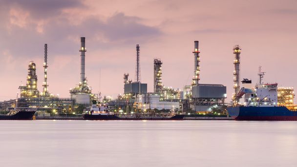 Нефтеперерабатывающий завод на фоне восхода солнца
 - Фото, изображение