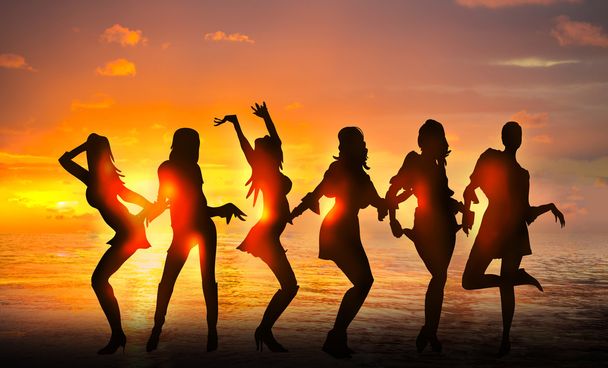 Χορός κοριτσιών σιλουέτες εναντίον του ηλιοβασιλέματος στην παραλία - Φωτογραφία, εικόνα