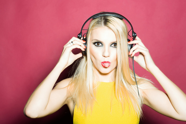 pretty blonde dg girl in headset on pink - Fotoğraf, Görsel