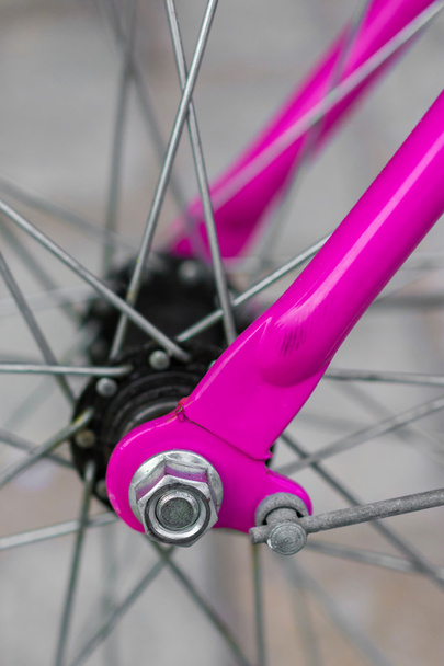 μακροεντολή λεπτομέρεια από ένα μωβ πιρούνι σε ένα ποδήλατο fixie - Φωτογραφία, εικόνα