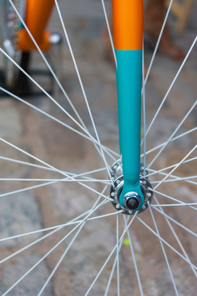 макро деталь кольорової вилки на велосипеді з фіксованою лінією
 - Фото, зображення