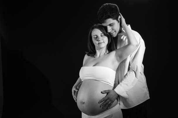 Amare premuroso giovane coppia in attesa di bambino
 - Foto, immagini