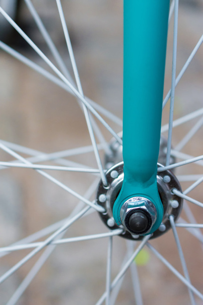 Макро детали цветной вилки на велосипеде крепления
 - Фото, изображение