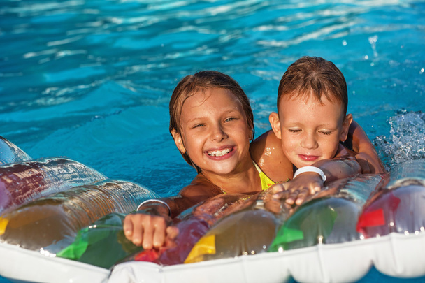 Enfants heureux jouant dans l'eau bleue de la piscine
. - Photo, image