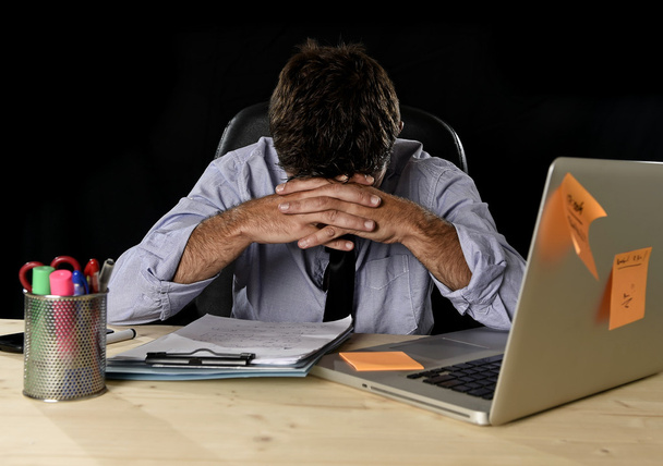 stanco uomo d'affari che soffre di stress da lavoro sprecato preoccupato occupato in ufficio a tarda notte con il computer portatile
 - Foto, immagini