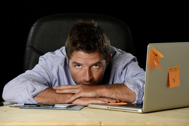 hombre de negocios cansado que sufre estrés laboral desperdiciado preocupado ocupado en la oficina tarde en la noche con el ordenador portátil
 - Foto, Imagen