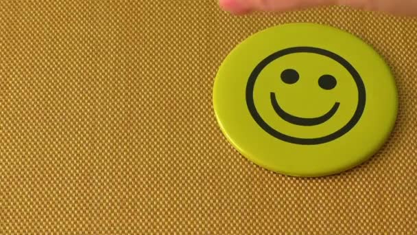 Mosolyog ikon. A boldogság, a siker, a jó hangulat és a megelégedettség szimbóluma  - Felvétel, videó