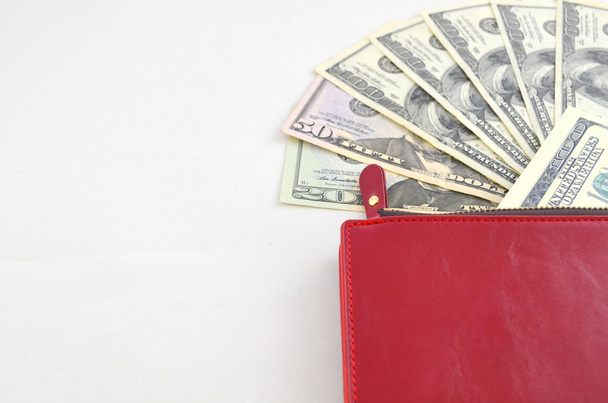 Αρκετές λογαριασμούς δολαρίων σε ένα κόκκινο γυναικείο πορτοφόλι - Φωτογραφία, εικόνα