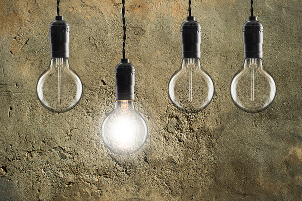 Idee und Führungskonzept alte Glühbirnen auf Wandhintergrund - Foto, Bild