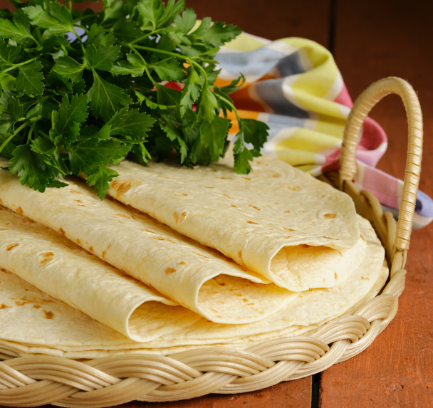 zelfgemaakte flat taarten tortilla's op houten tafel - Foto, afbeelding